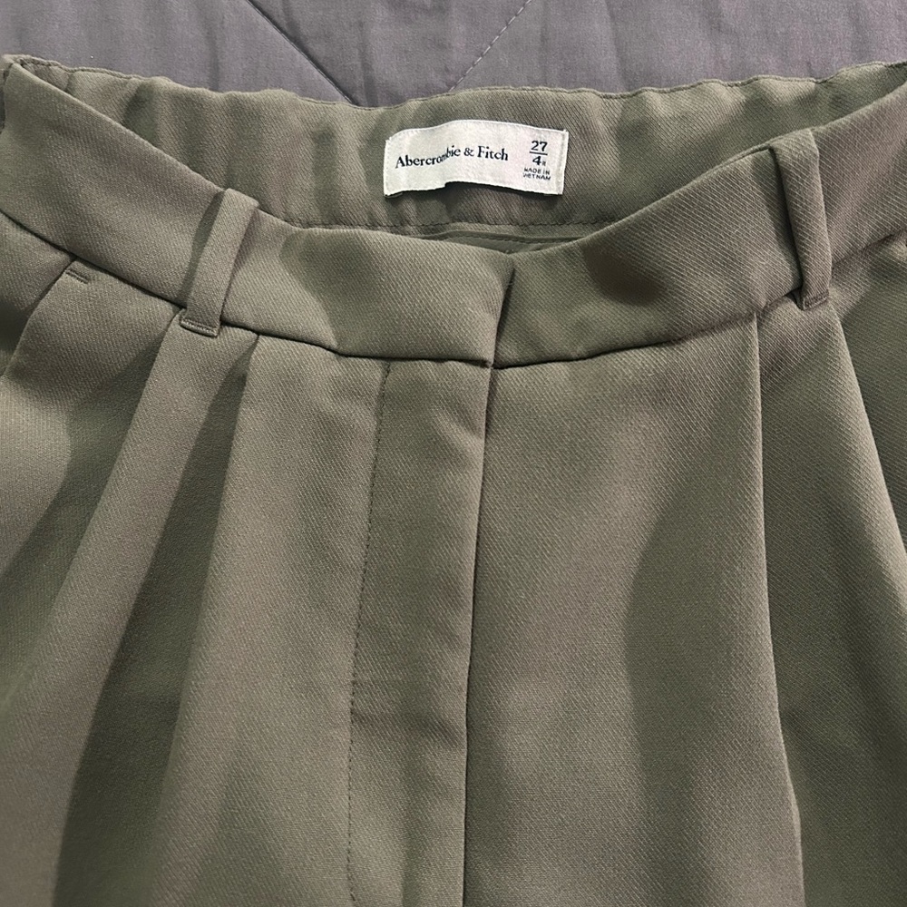Abercrombie A&F Sloane Tailored Pant-Olive